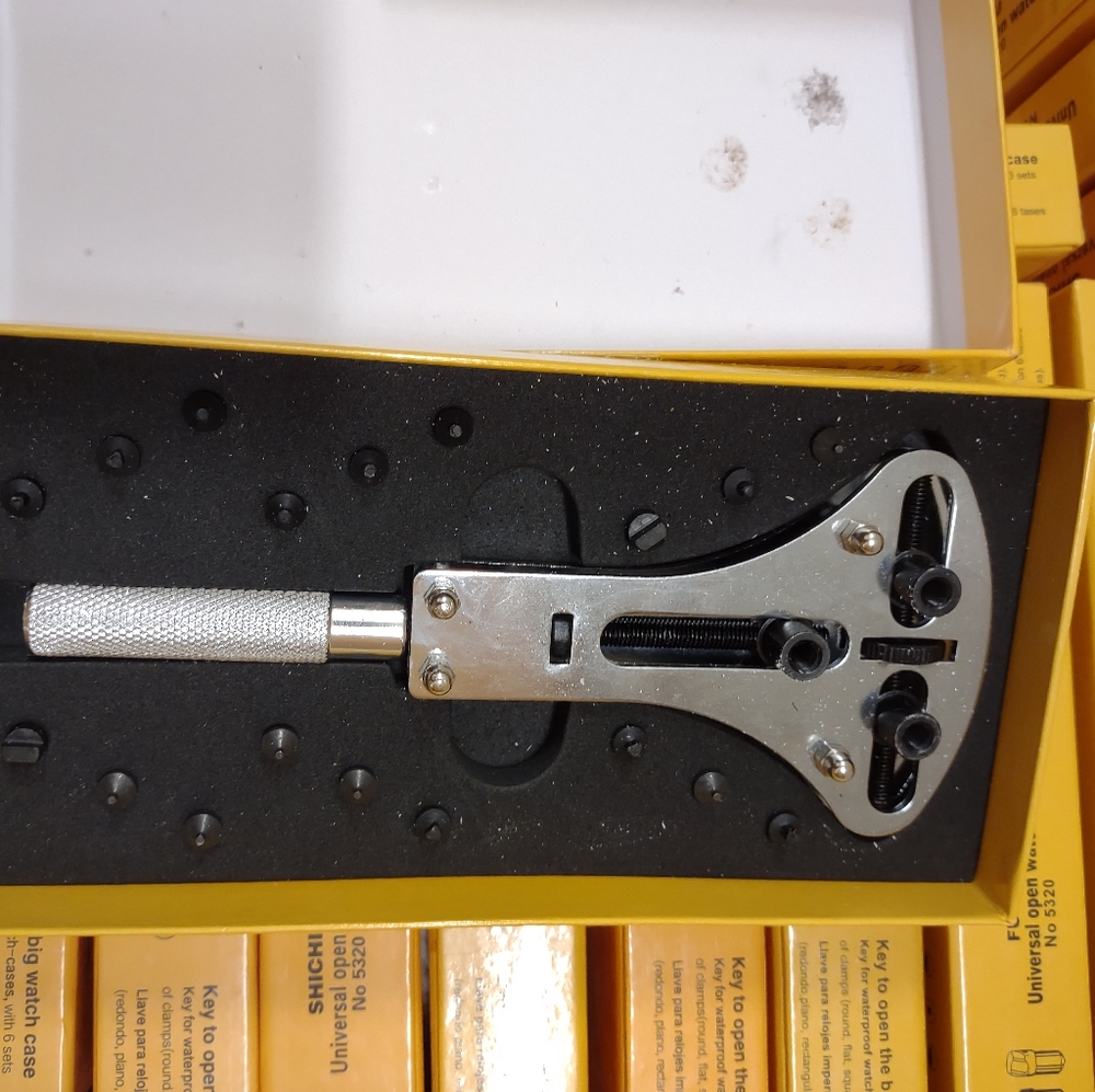 Watch tool, universal watch opening tool